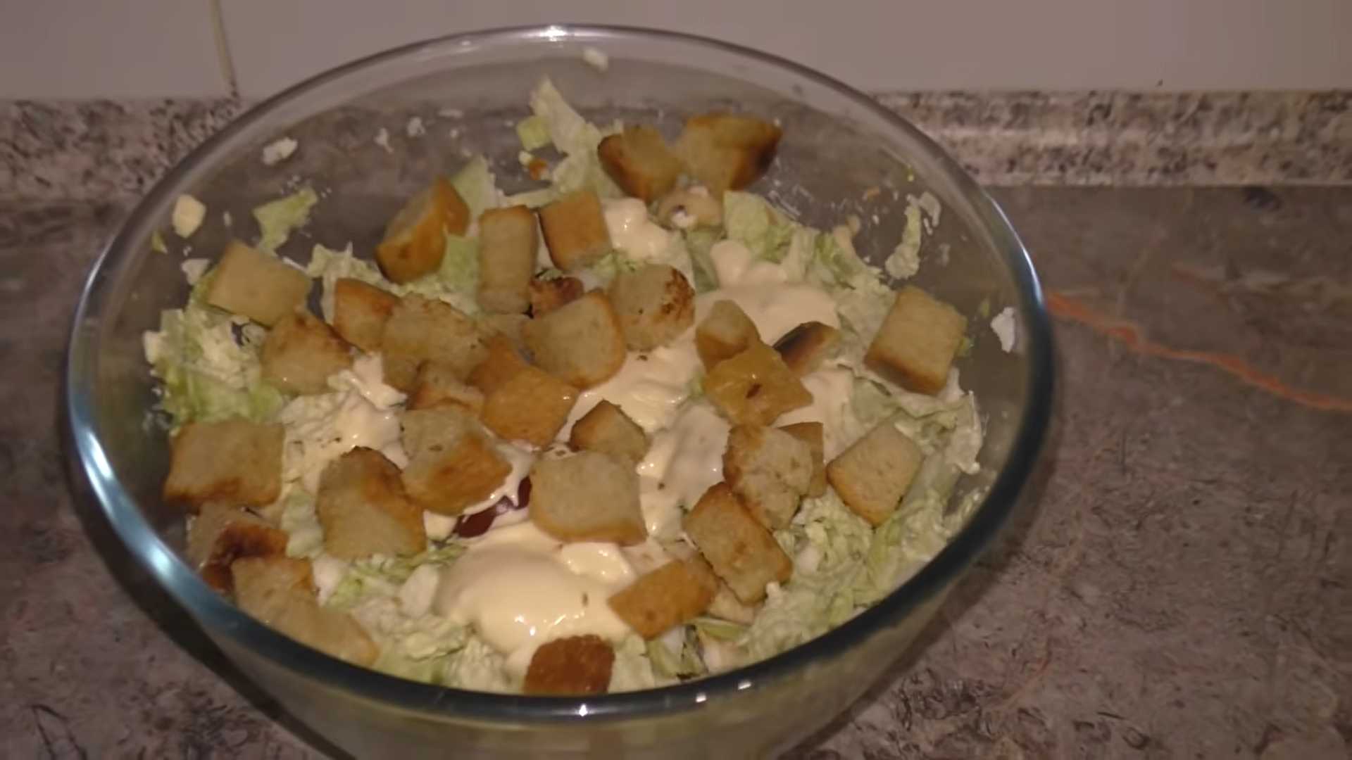 Салат Цезарь с майонезом и чесноком — Шаг 10