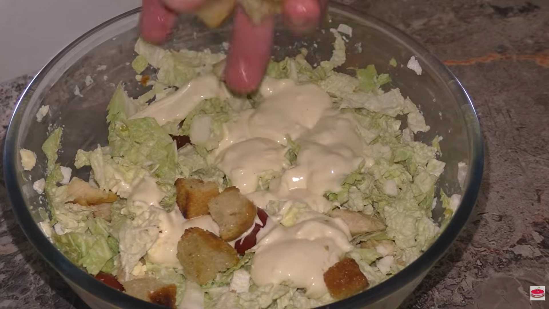 Салат Цезарь с майонезом и чесноком — Шаг 9