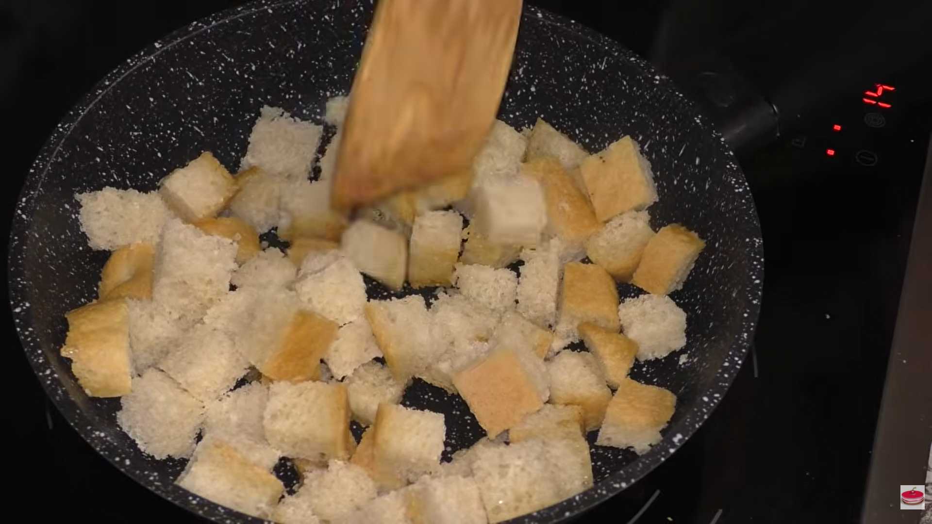 Салат Цезарь с майонезом и чесноком — Шаг 6