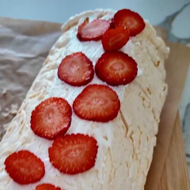 Меренговый рулет с клубникой — Шаг 12
