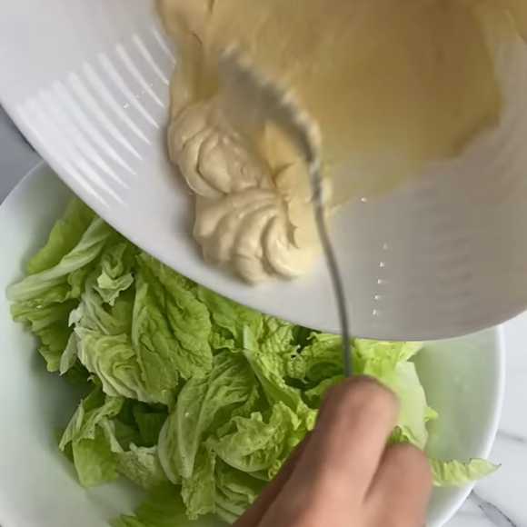 Салат Цезарь с яйцом — Шаг 10