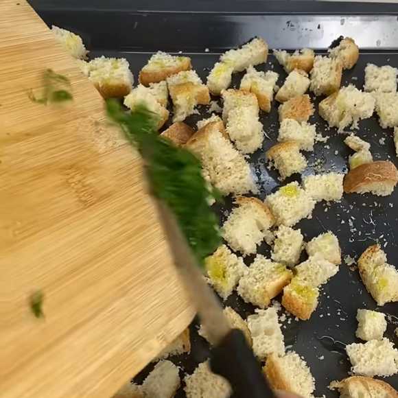 Салат Цезарь с яйцом — Шаг 6