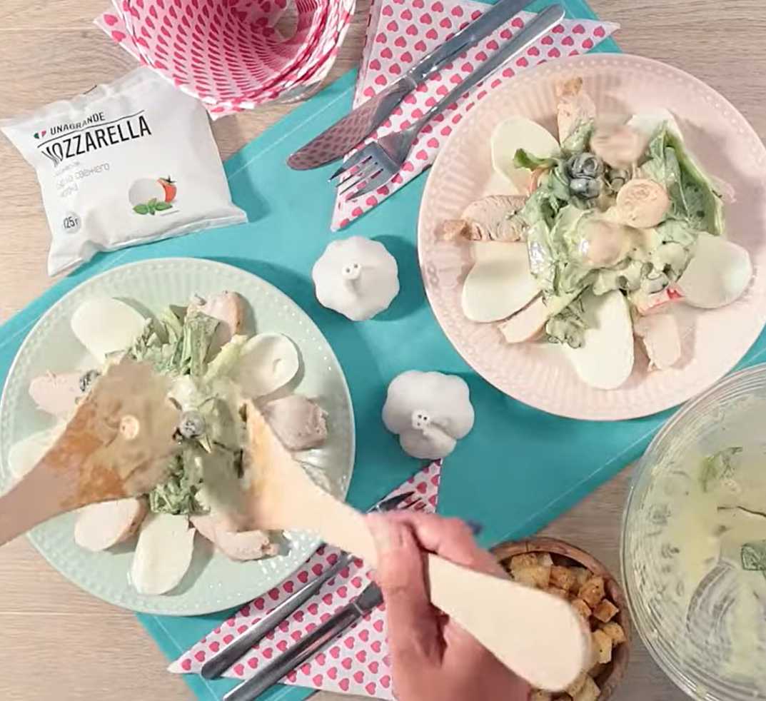 Салат «Цезарь» с курицей и моцареллой — Шаг 7