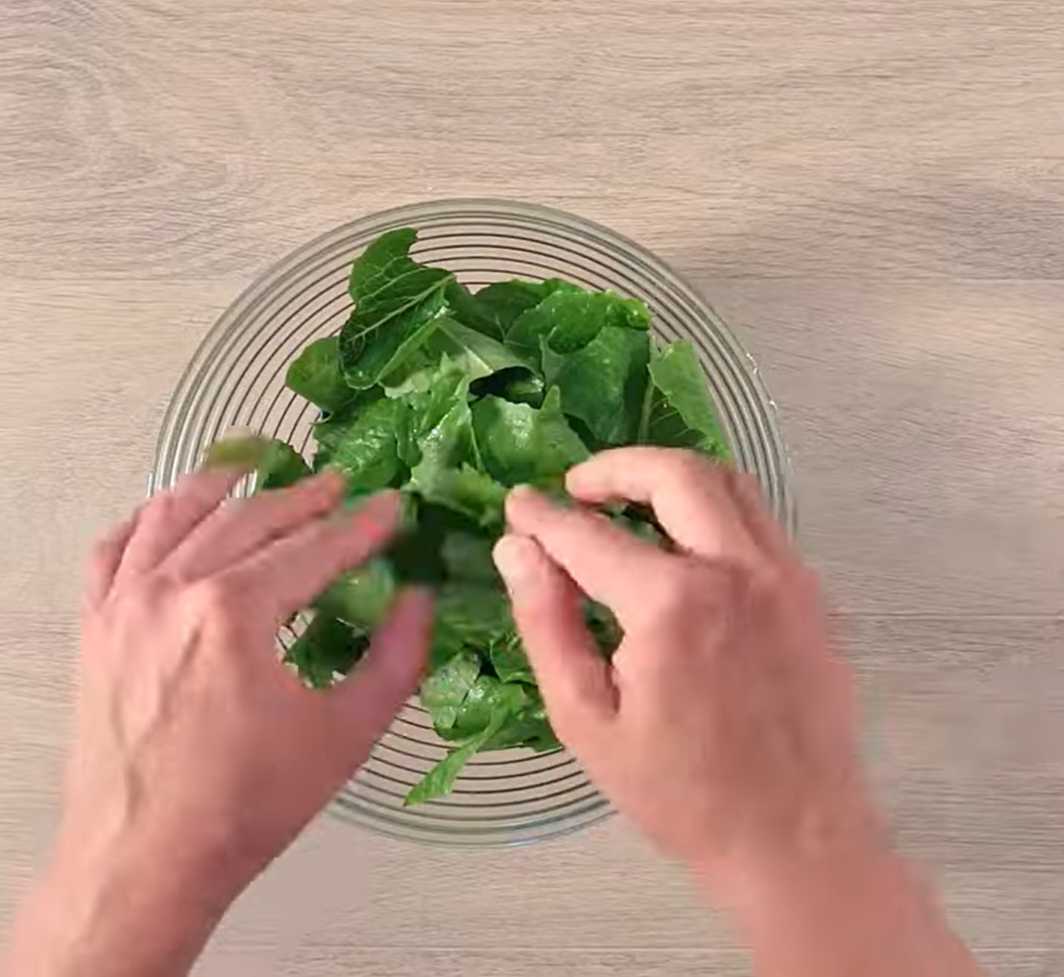 Салат «Цезарь» с курицей и моцареллой — Шаг 6
