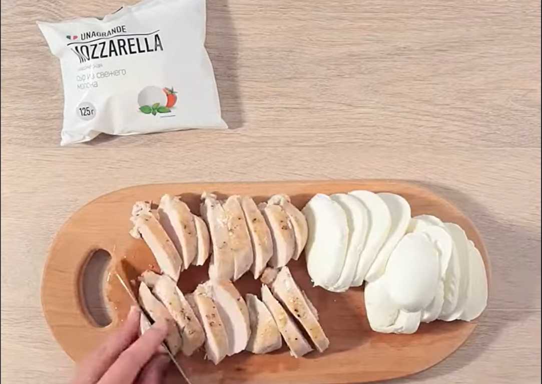 Салат «Цезарь» с курицей и моцареллой — Шаг 4