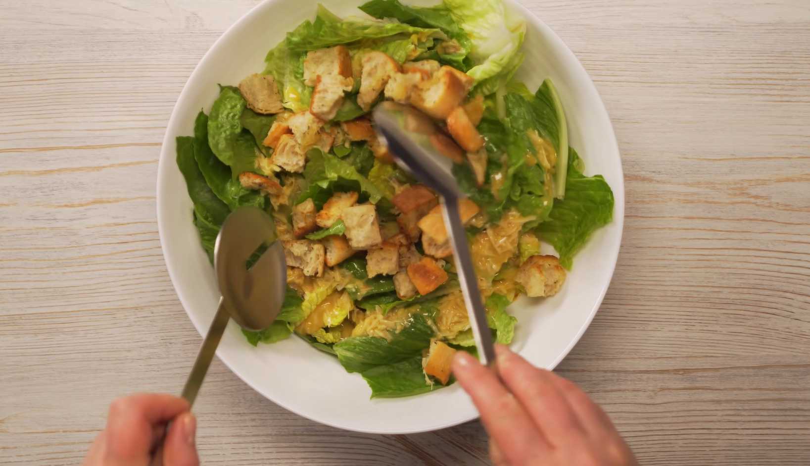 Салат Цезарь классический с курицей — Шаг 9