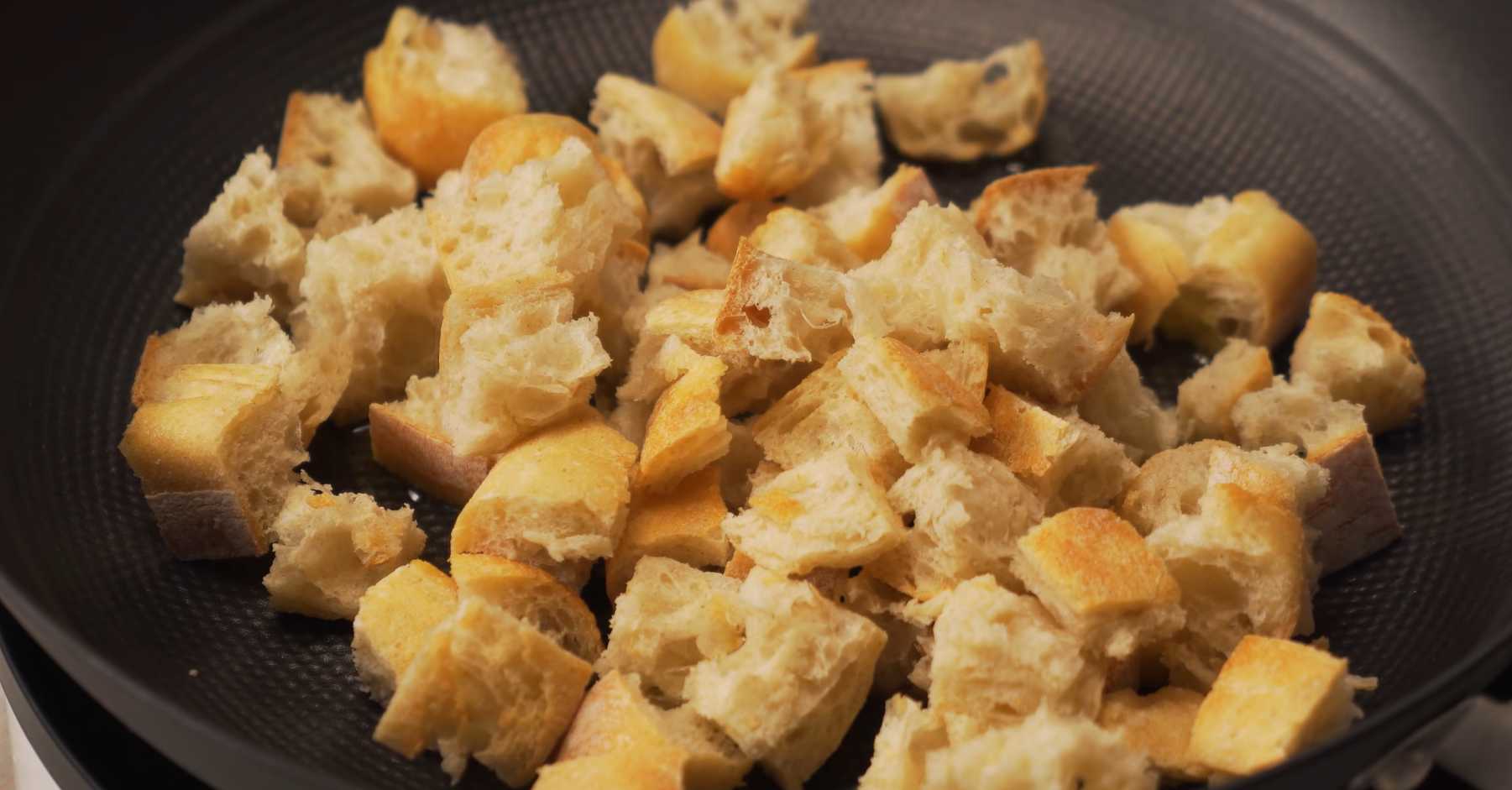 Салат Цезарь классический с курицей — Шаг 7