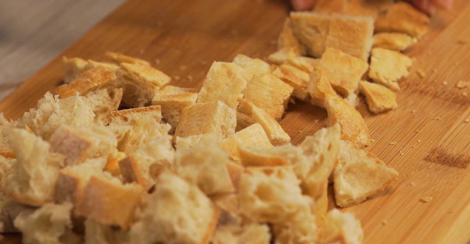 Салат Цезарь классический с курицей — Шаг 6