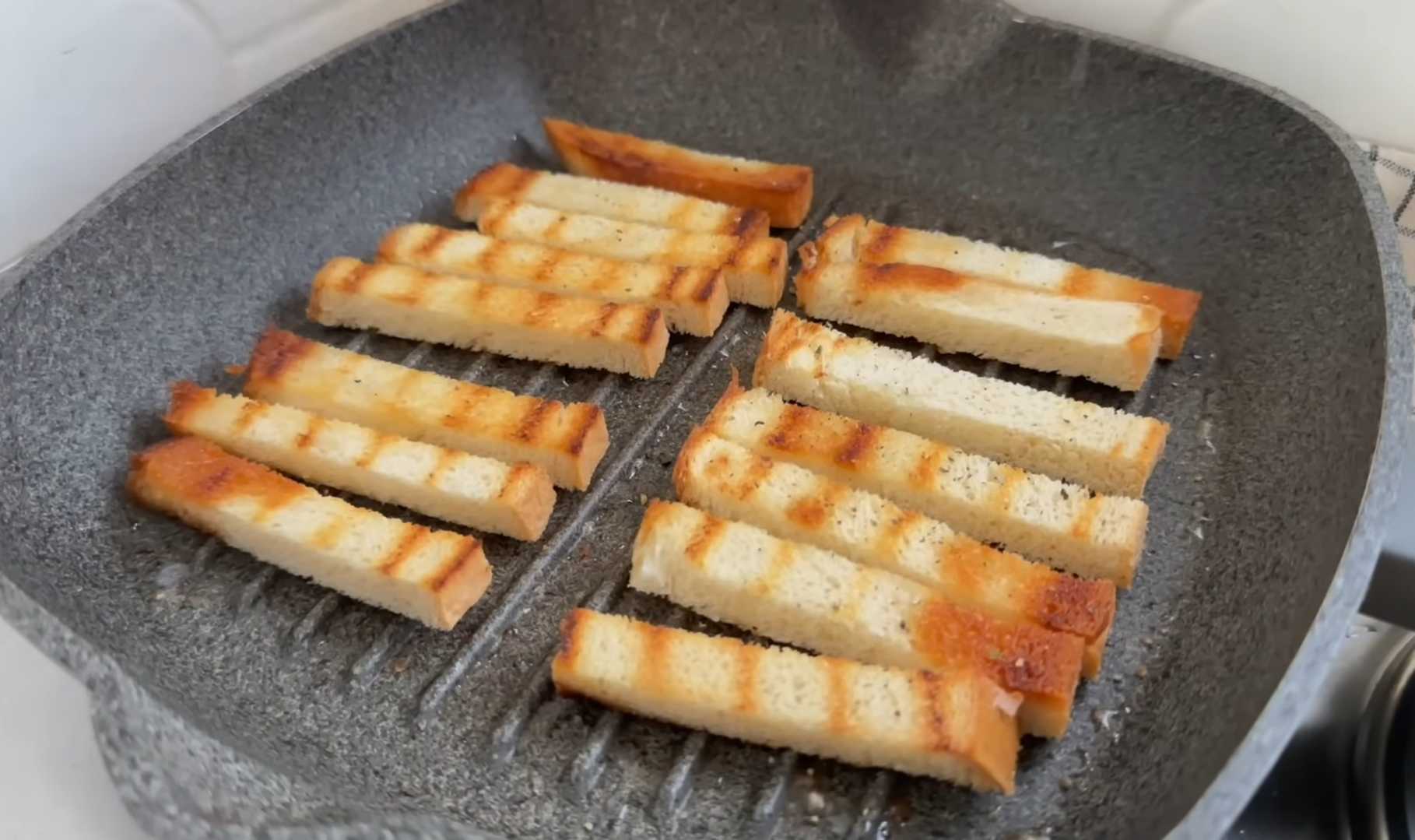 Салат Цезарь с куриной грудкой-Шаг 2