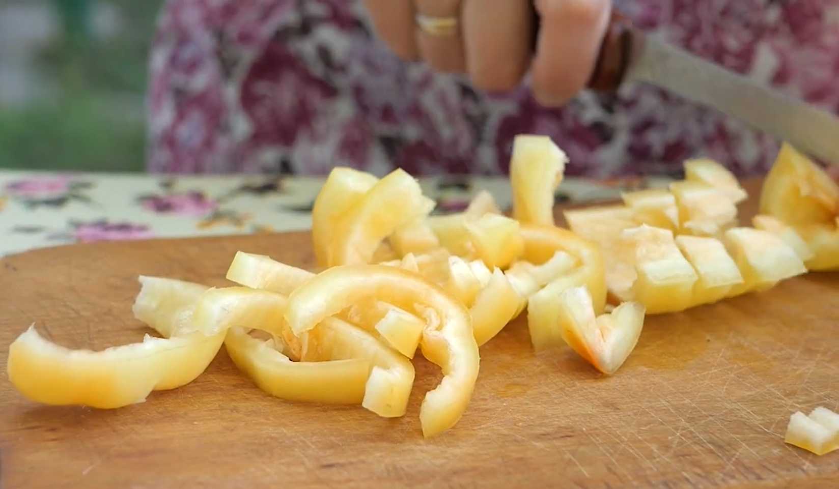 Овощной салат из томатов, капусты и перца на зиму-Шаг 1