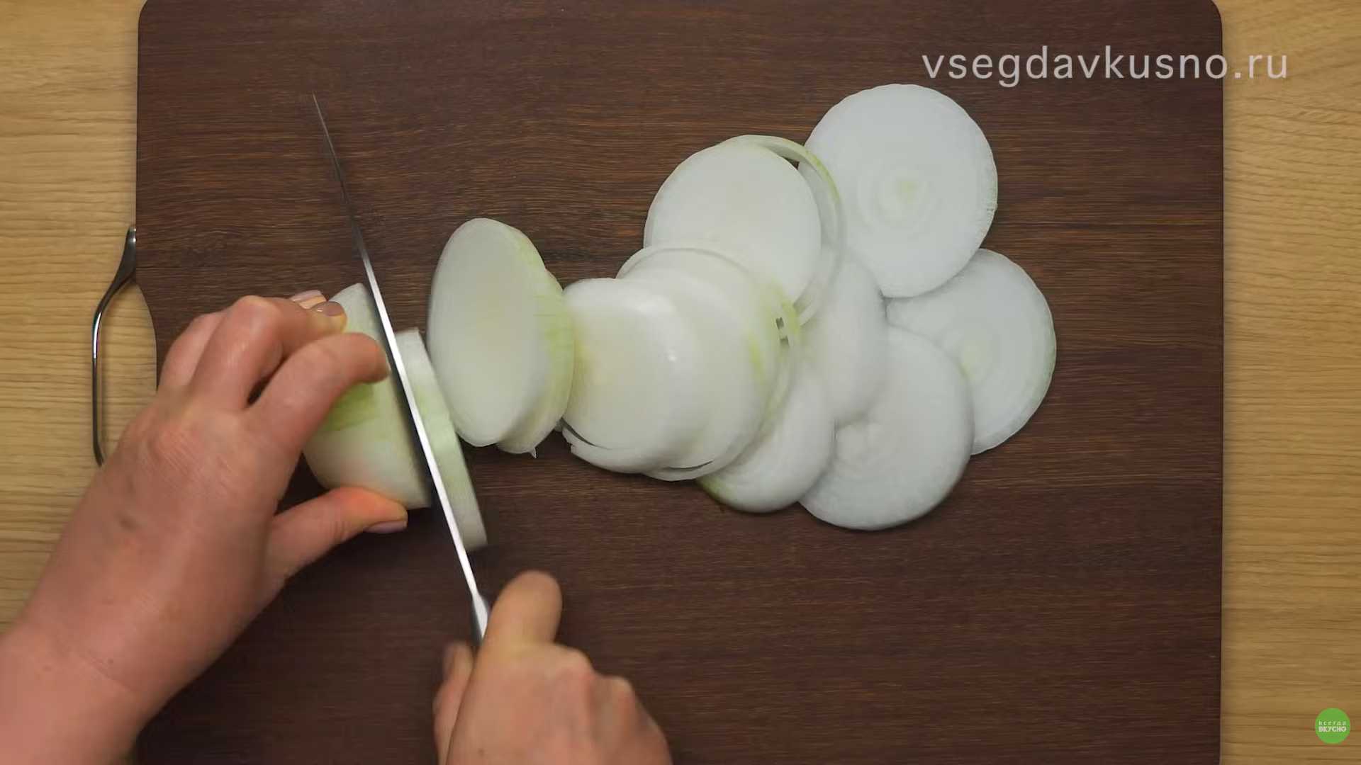 Нарежьте репчатый лук кольцами одинаковой толщины и аккуратно разделите их на отдельные кольца. Луковые кольца в кляре — Шаг 1