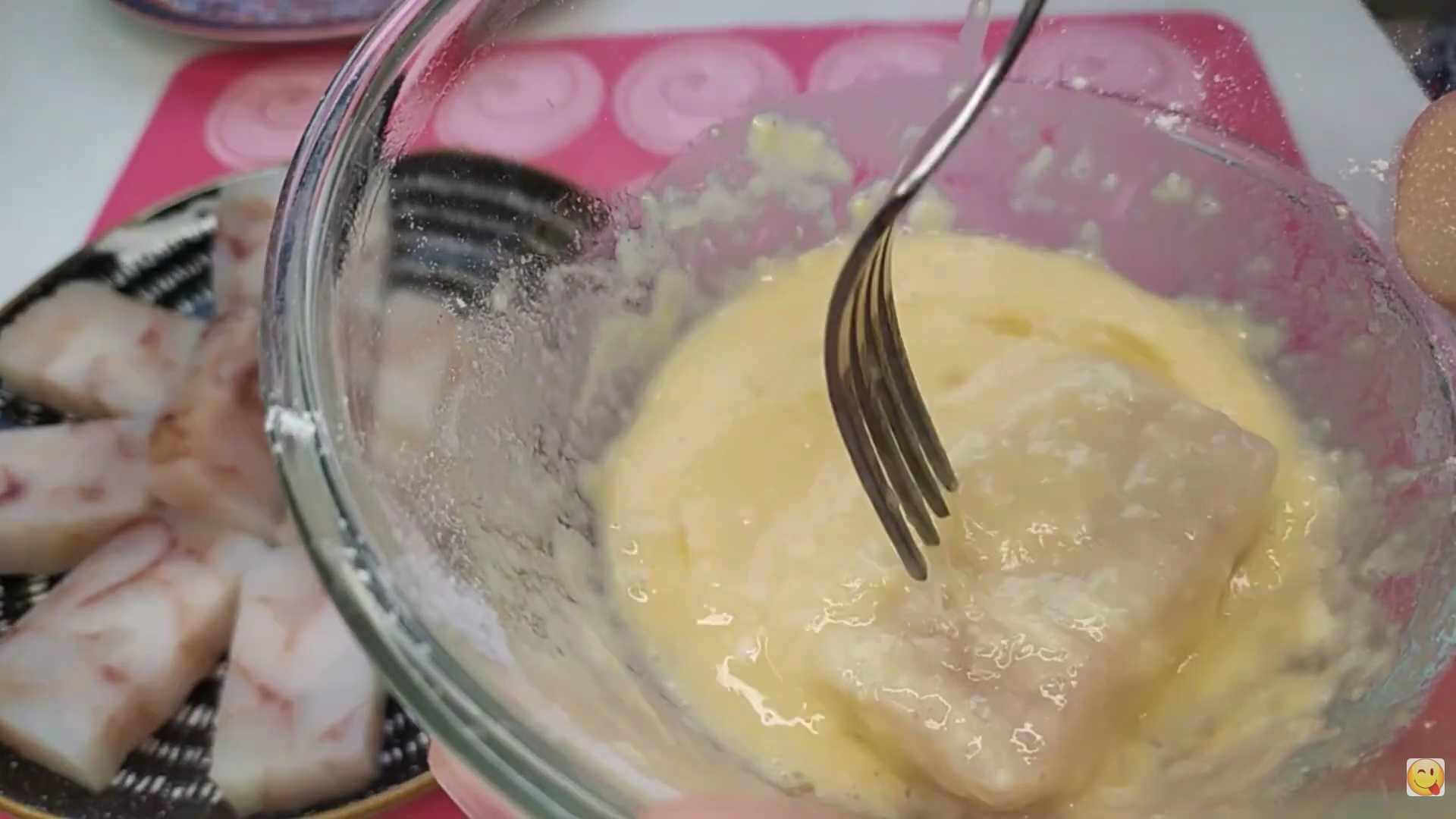 Филе минтая нарежьте кусочками одинакового размера. Каждую рыбную палочку сначала полностью окуните в приготовленную яичную смесь, затем тщательно обваляйте в панировочных сухарях. Рыбные палочки во фритюре-Шаг 2