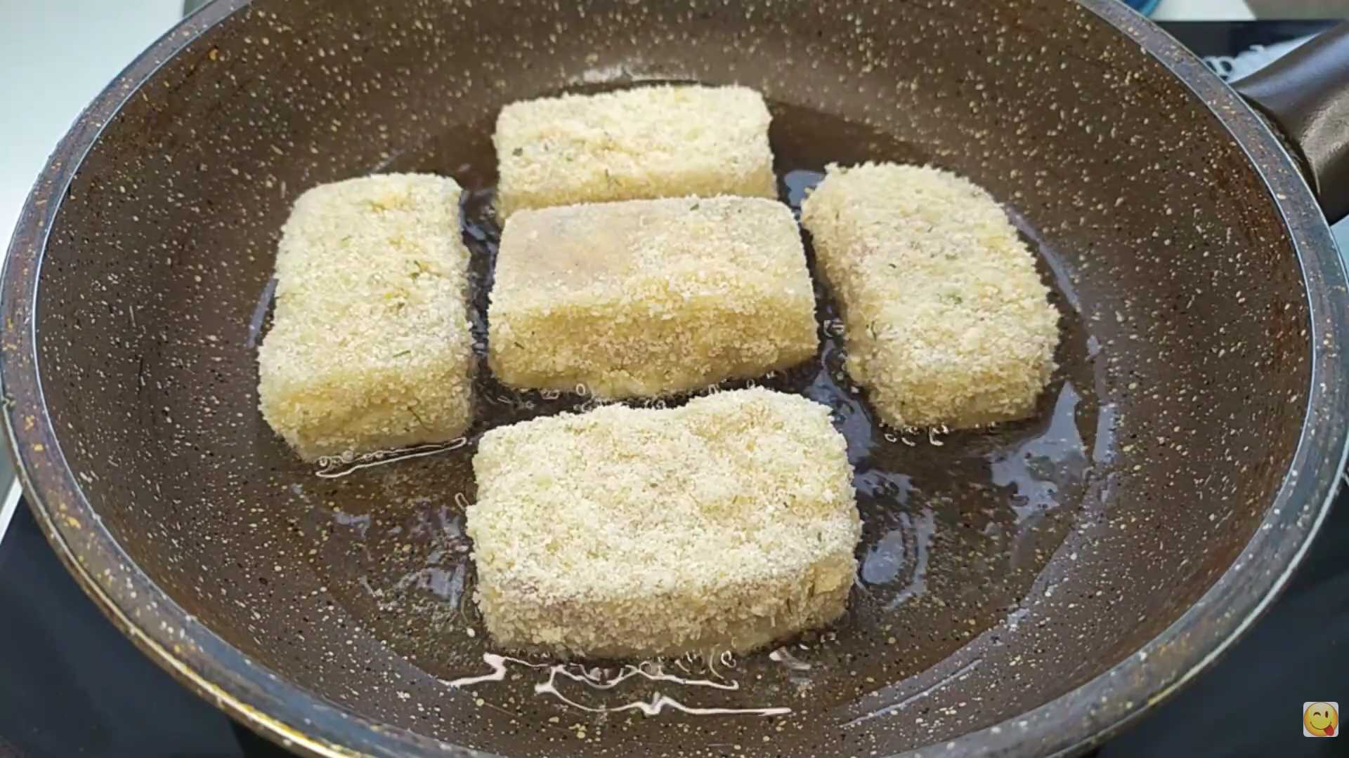 Разогрейте растительное масло в сковороде. Обжаривайте рыбные палочки на медленном огне под крышкой примерно по 5 минут с каждой стороны до появления золотистой хрустящей корочки и полной готовности рыбы. Рыбные палочки во фритюре-Шаг 3