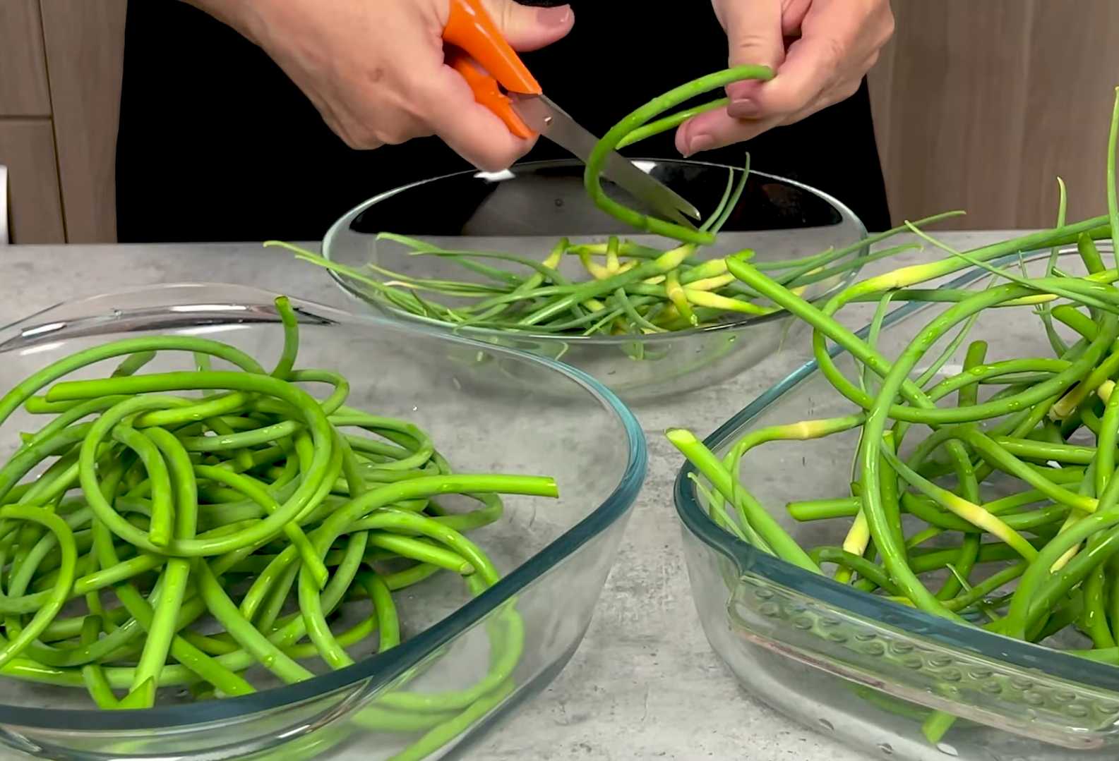 Засоленные чесночные стрелки на зиму — Шаг 1