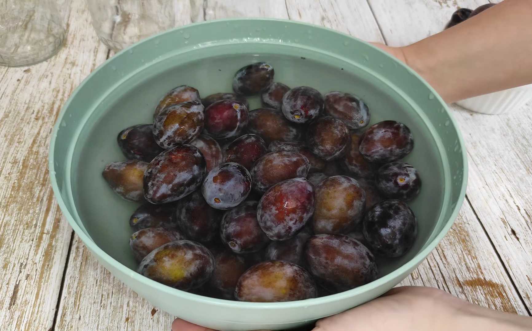 Маринованные сливы с пряностями — Шаг 1