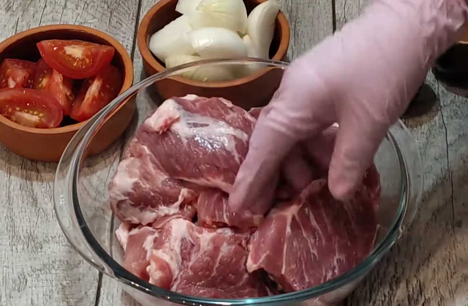 Помидорно-луковый маринад для шашлыка — шаг 1