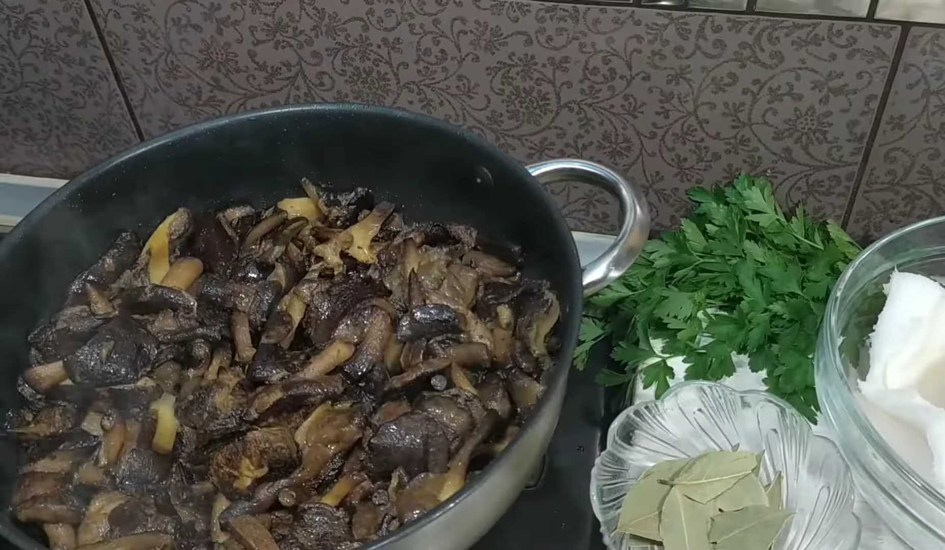 Жареные белые грибы в смальце на зиму-Шаг 3