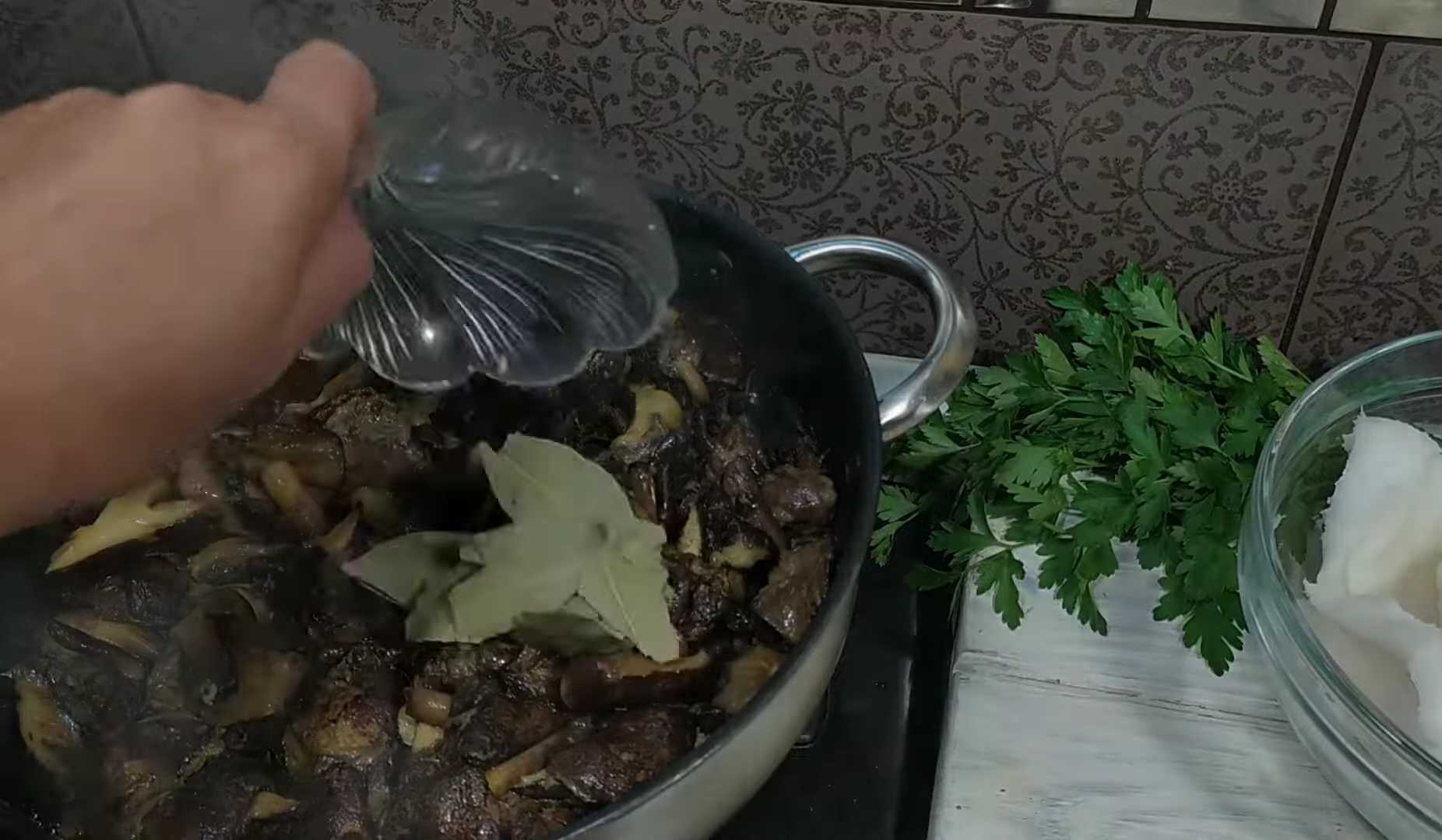 Жареные белые грибы в смальце на зиму-Шаг 4