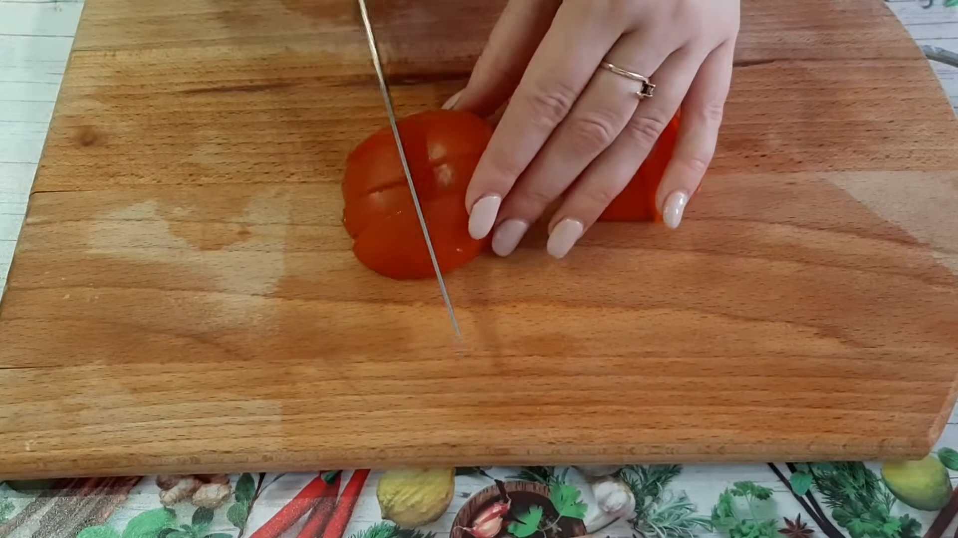 Салат Цезарь с курицей, помидором, сыром и сухариками-Шаг 2