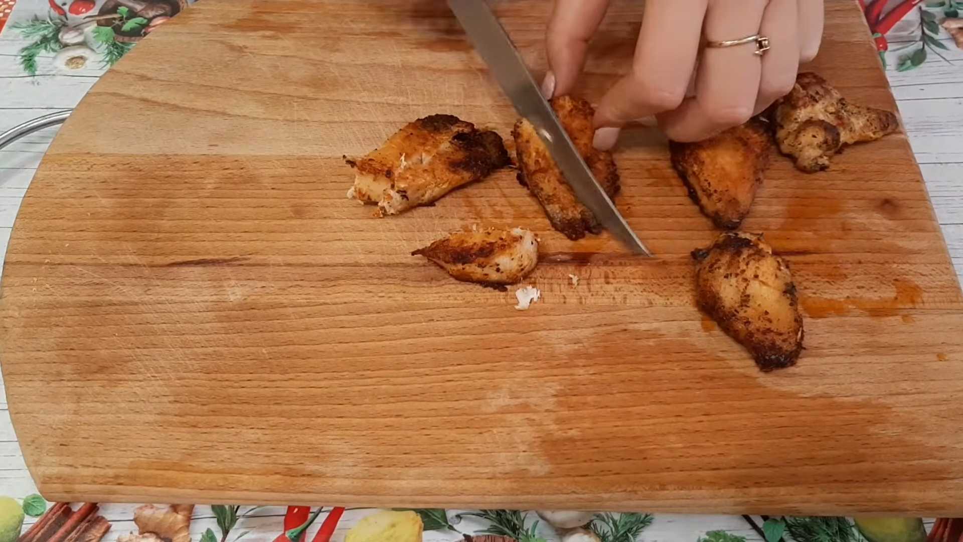Салат Цезарь с курицей, помидором, сыром и сухариками-Шаг 7
