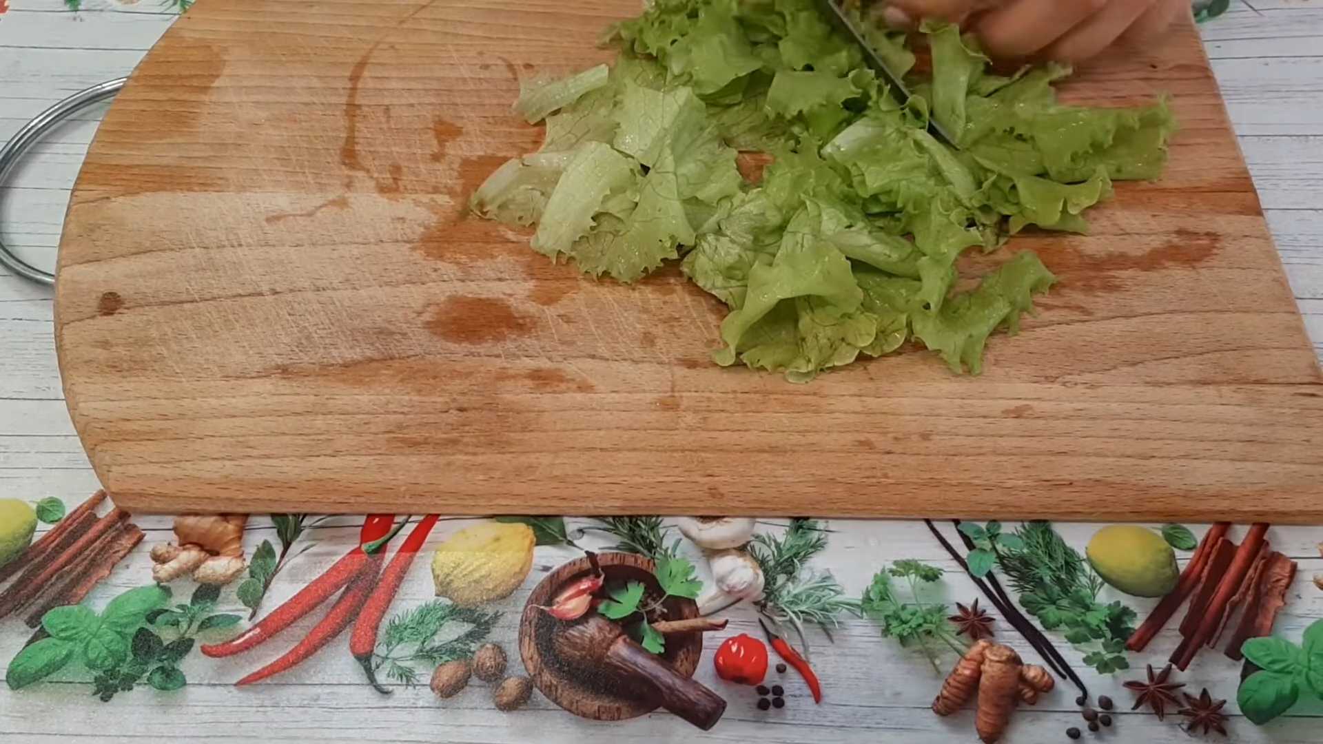 Салат Цезарь с курицей, помидором, сыром и сухариками-Шаг 1