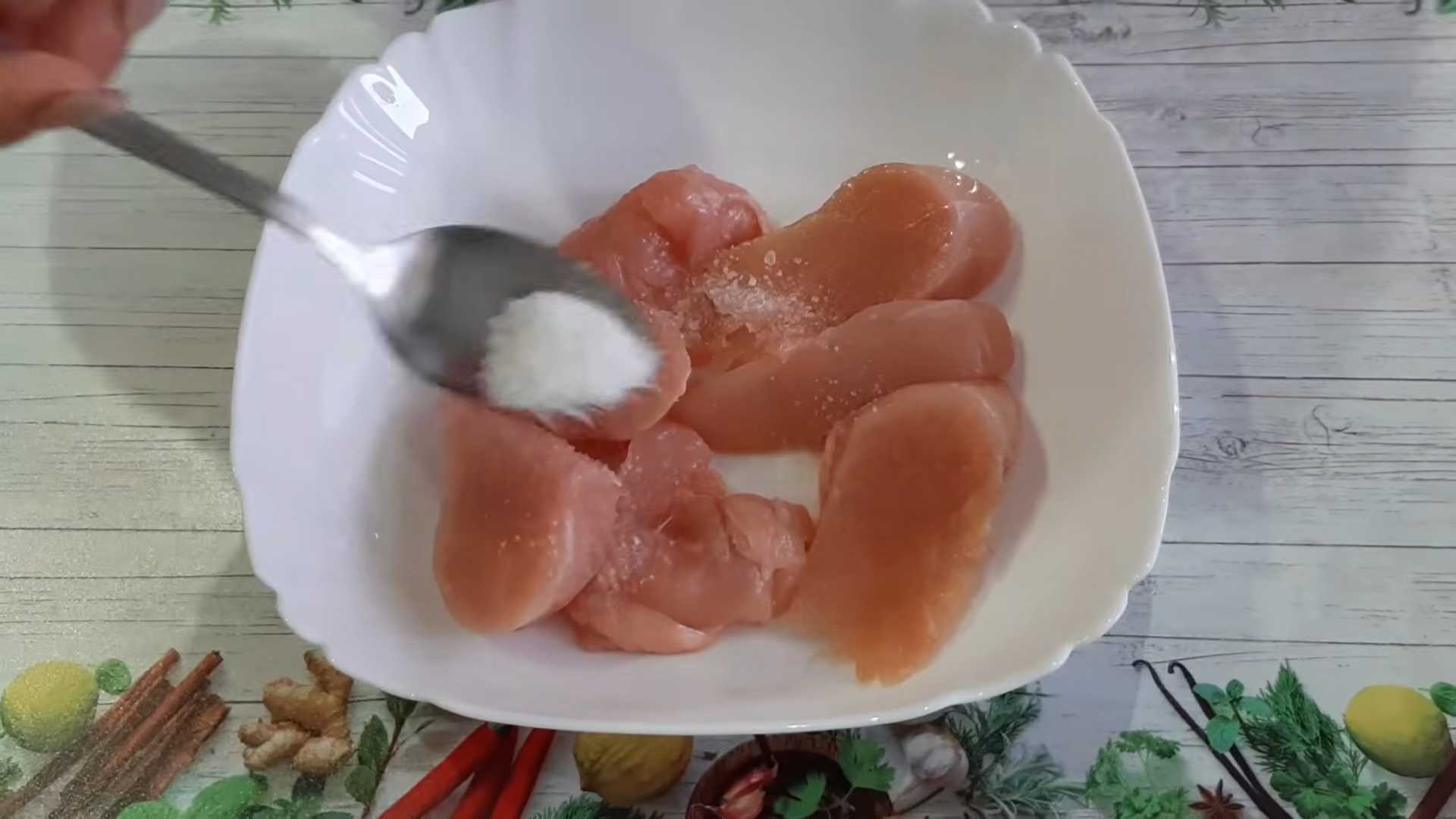 Салат Цезарь с курицей, помидором, сыром и сухариками-Шаг 3