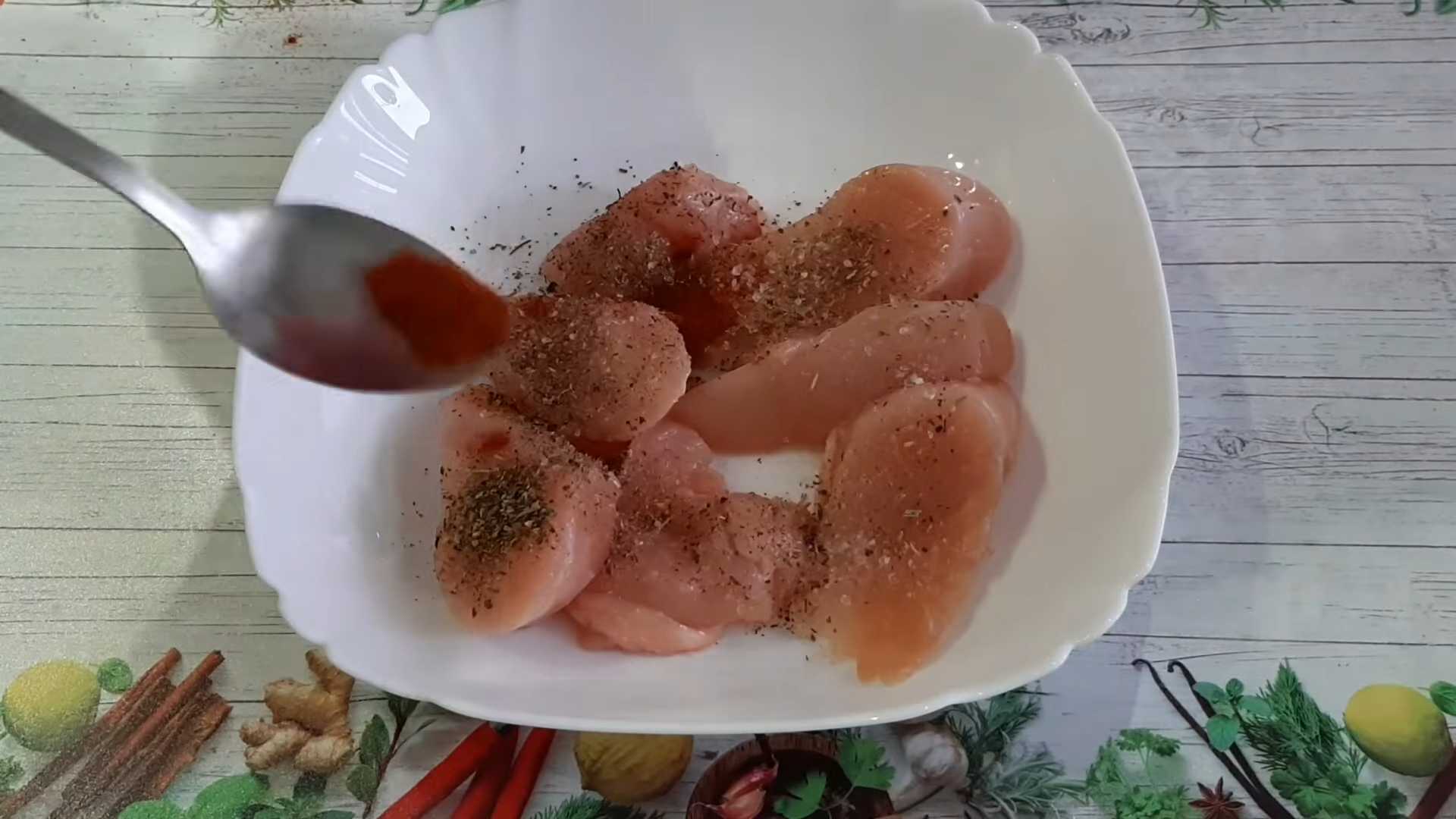 Салат Цезарь с курицей, помидором, сыром и сухариками-Шаг 4