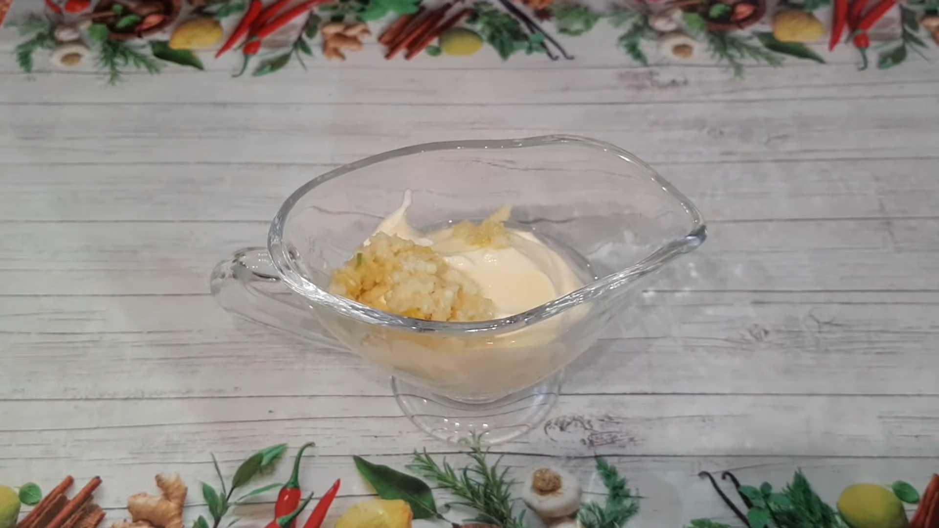 Салат Цезарь с курицей, помидором, сыром и сухариками-Шаг 5