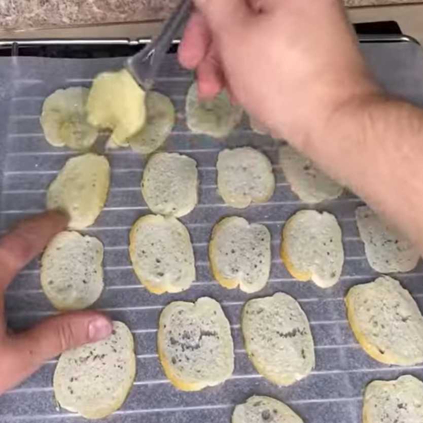 Салат Цезарь с курицей и креветками-Шаг 5
