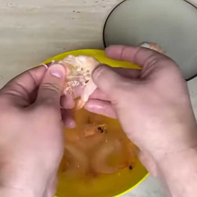 Салат Цезарь с курицей и креветками-Шаг 10