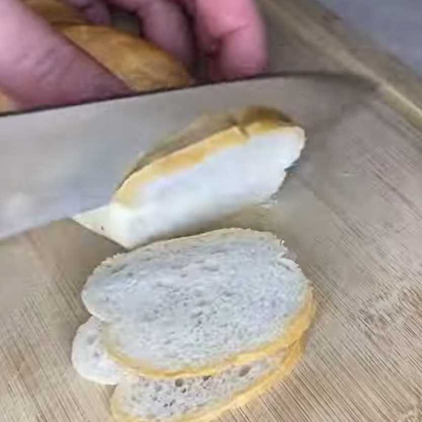 Салат Цезарь с курицей и креветками-Шаг 3