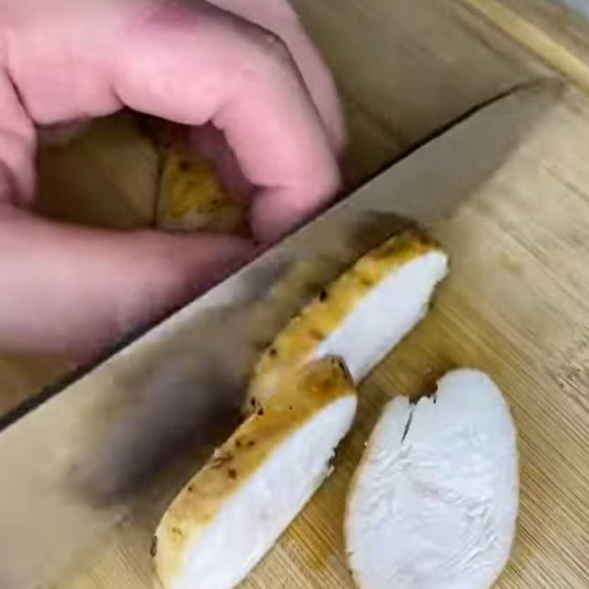 Салат Цезарь с курицей и креветками-Шаг 9
