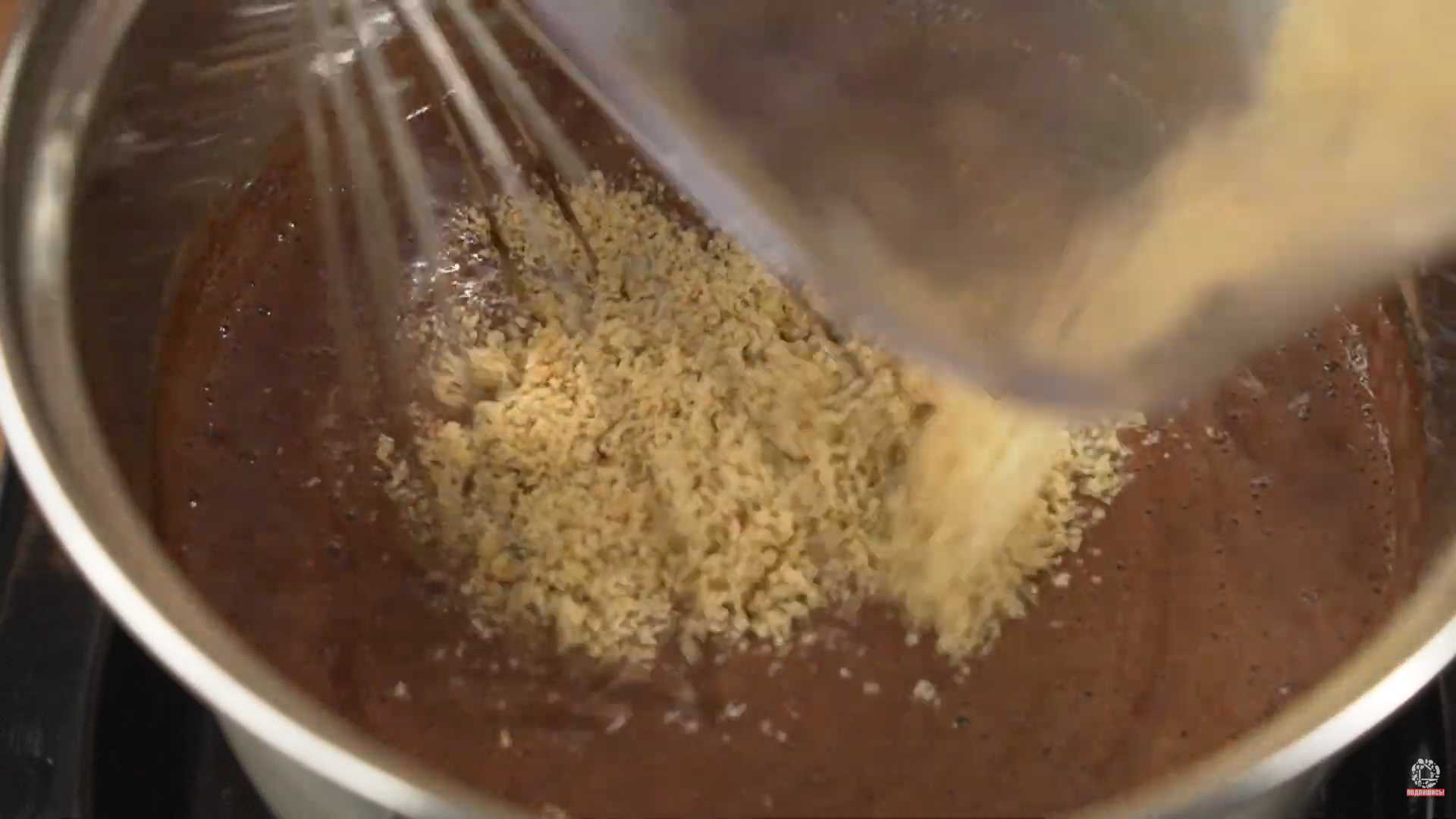 Когда масса начнет густеть, добавьте измельченные грецкие орехи. После закипания варите пудинг еще около 1 минуты, продолжая помешивать. Шоколадный пудинг-Шаг 4