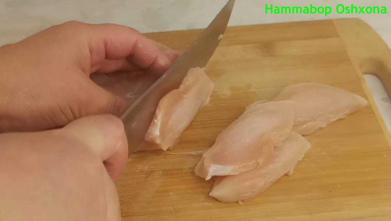 Салат Цезарь с жареной курицей-Шаг 1