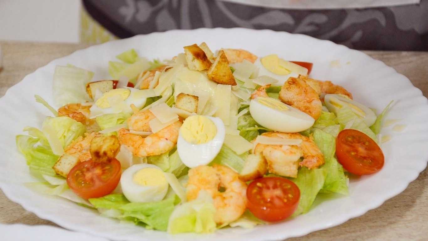 Салат Цезарь с креветками и помидорами черри-Шаг 10