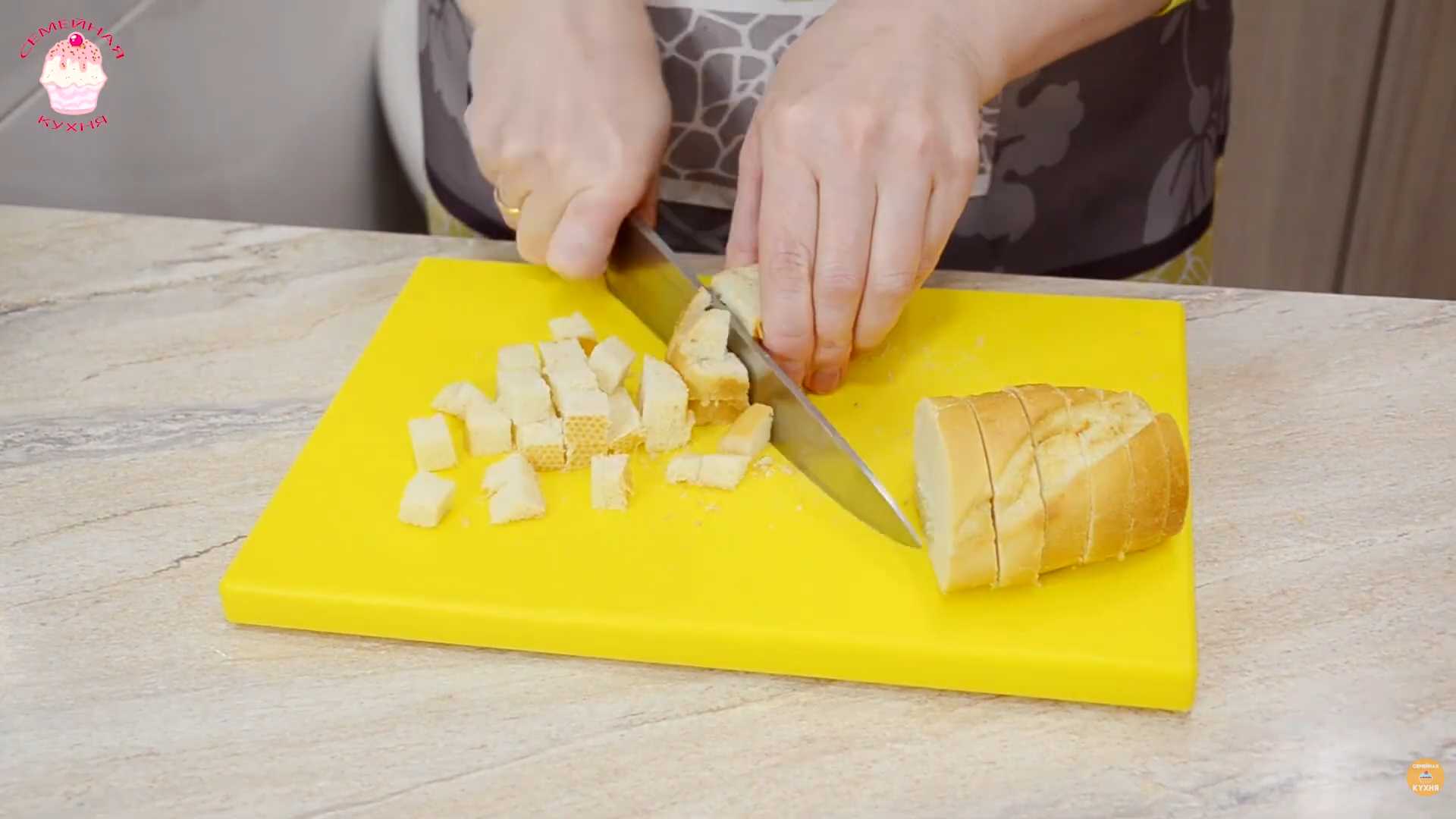Салат Цезарь с креветками и помидорами черри-Шаг 4