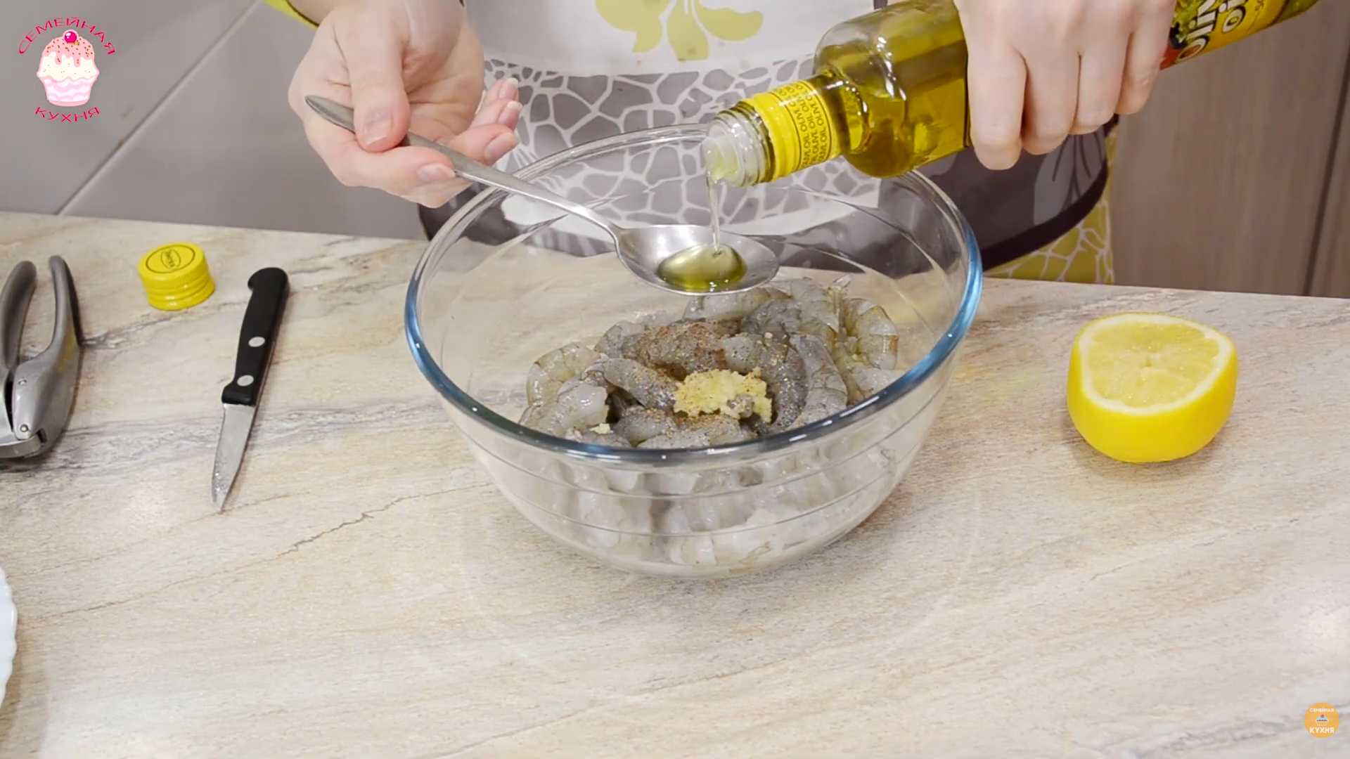 Салат Цезарь с креветками и помидорами черри-Шаг 2