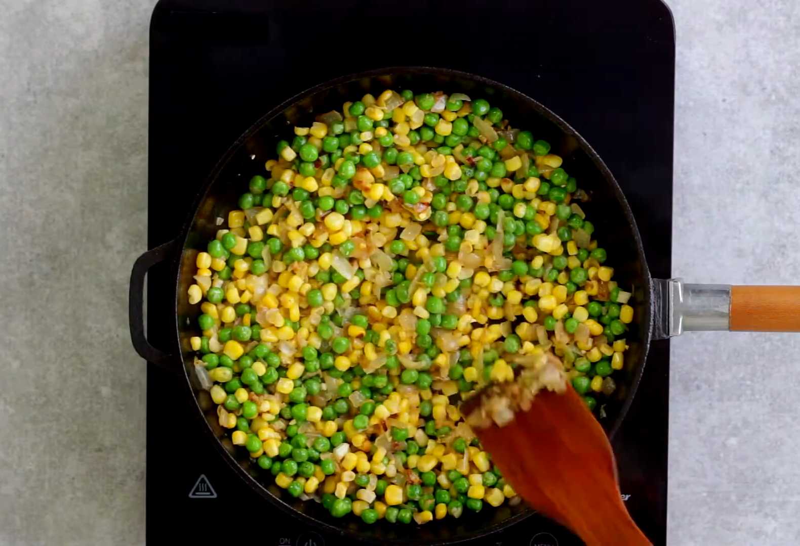 Жареный рис с кукурузой и зелёным горошком-Шаг 7