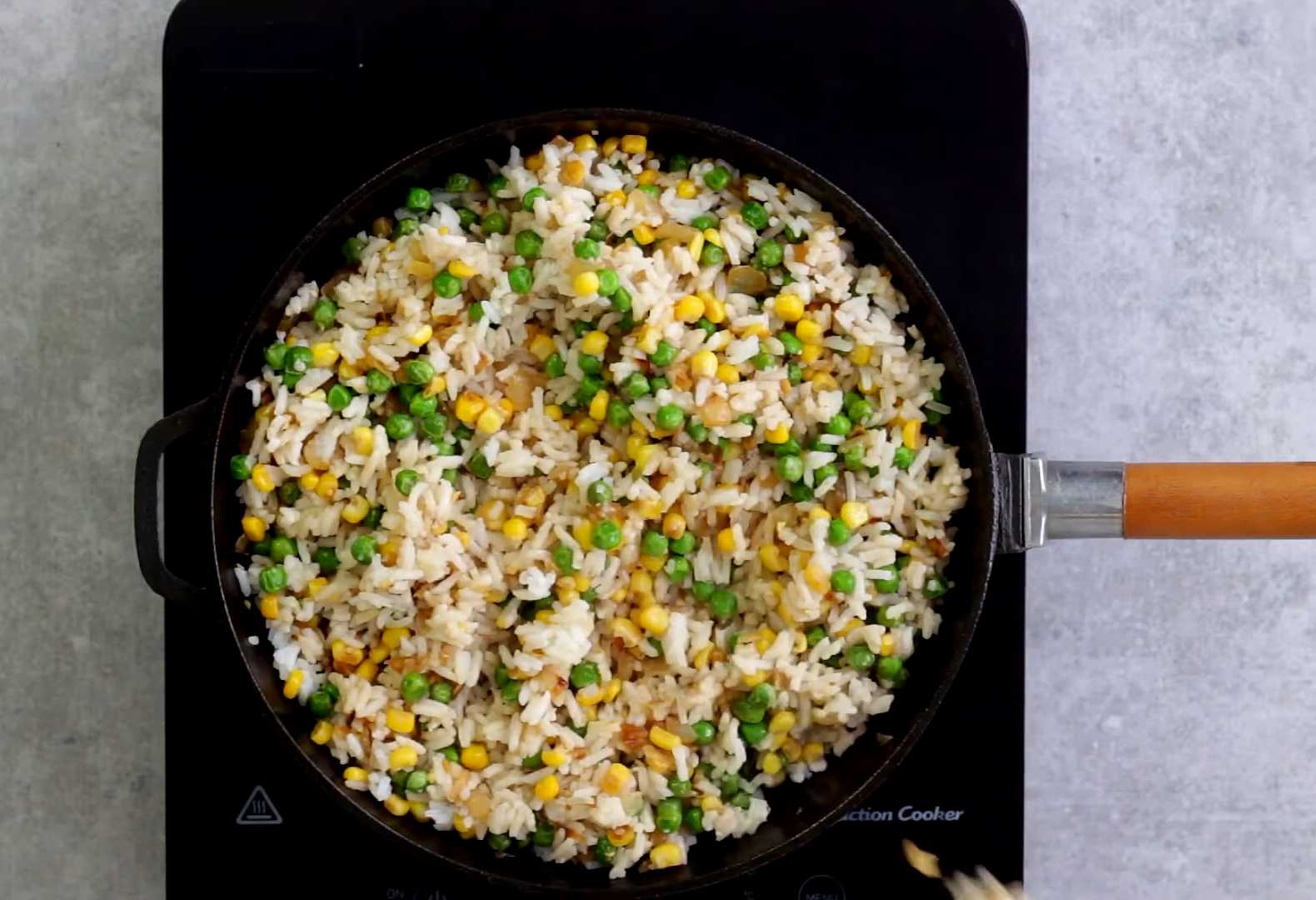 Жареный рис с кукурузой и зелёным горошком-Шаг 9
