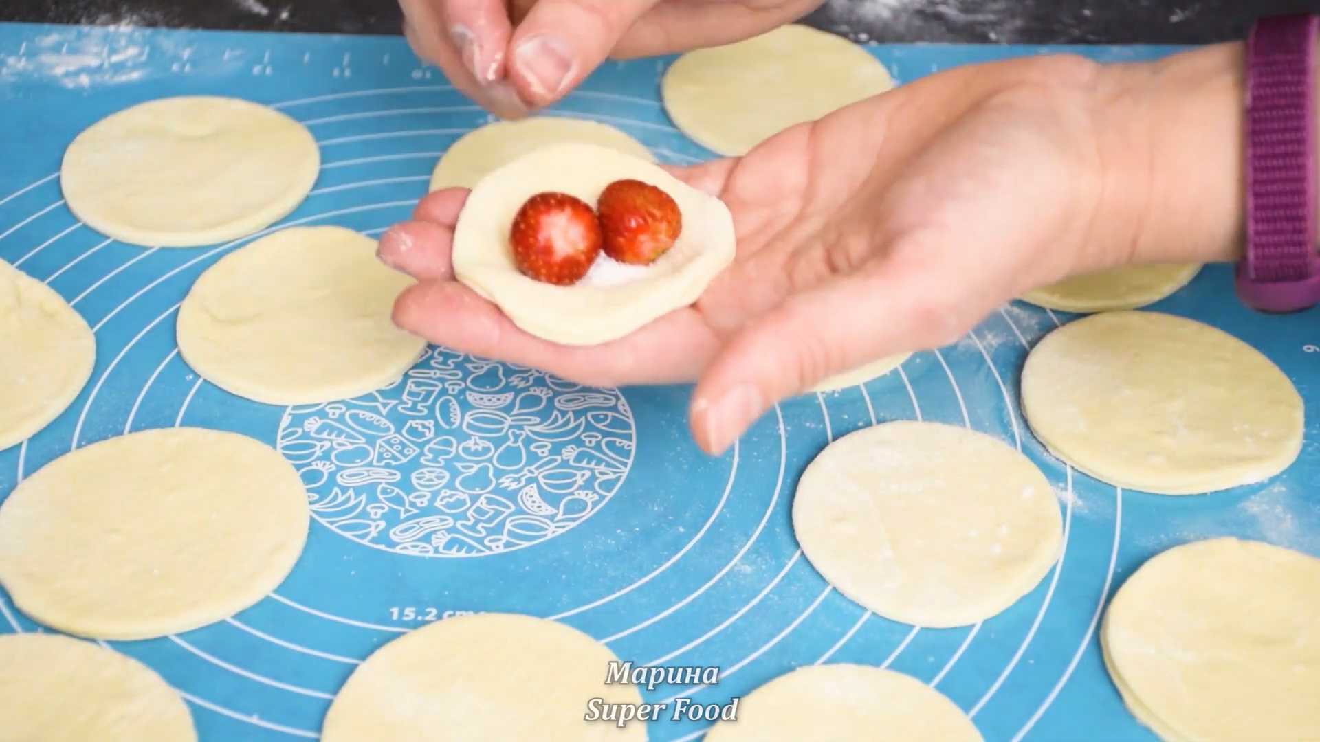 Вареники с клубникой на кефире-Шаг 9