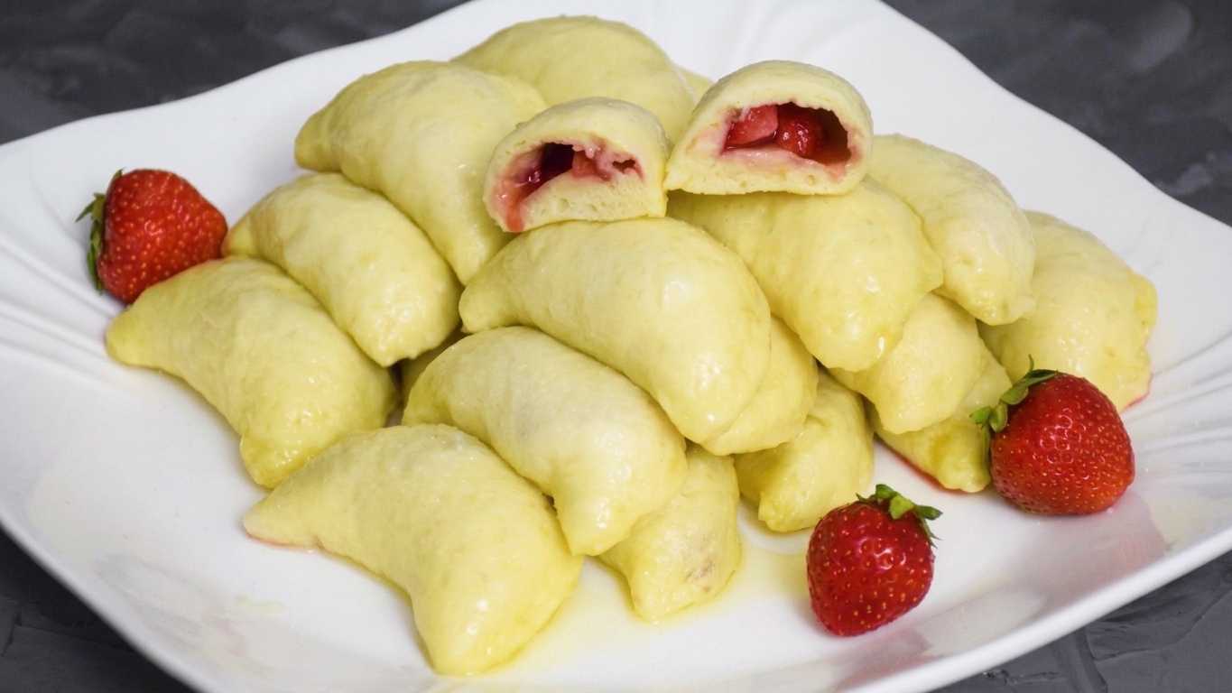 Вареники с клубникой на кефире-Шаг 11