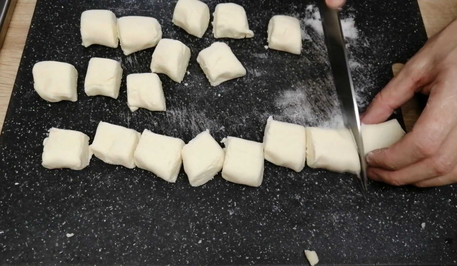 Ленивые вареники с рисовой мукой и клубничным джемом-Шаг 9
