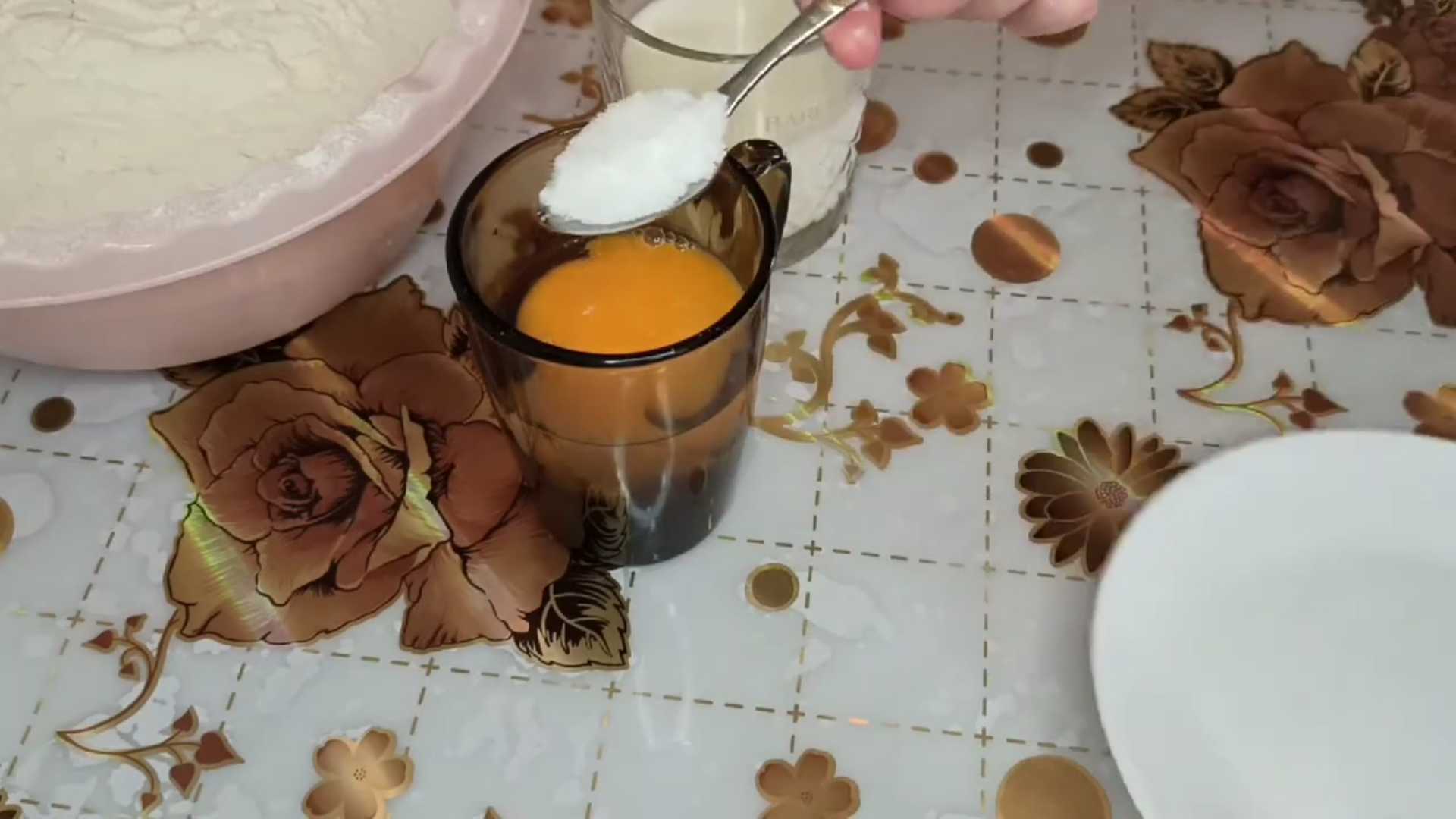 Нежное тесто для вареников на молоке-Шаг 1
