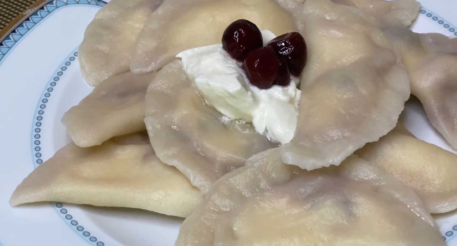 Сладкие вареники с творогом и вишней-Шаг 12