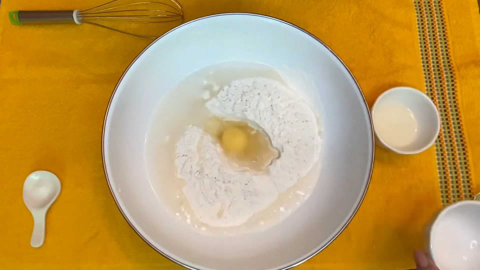 Сладкие вареники с творогом и вишней-Шаг 2