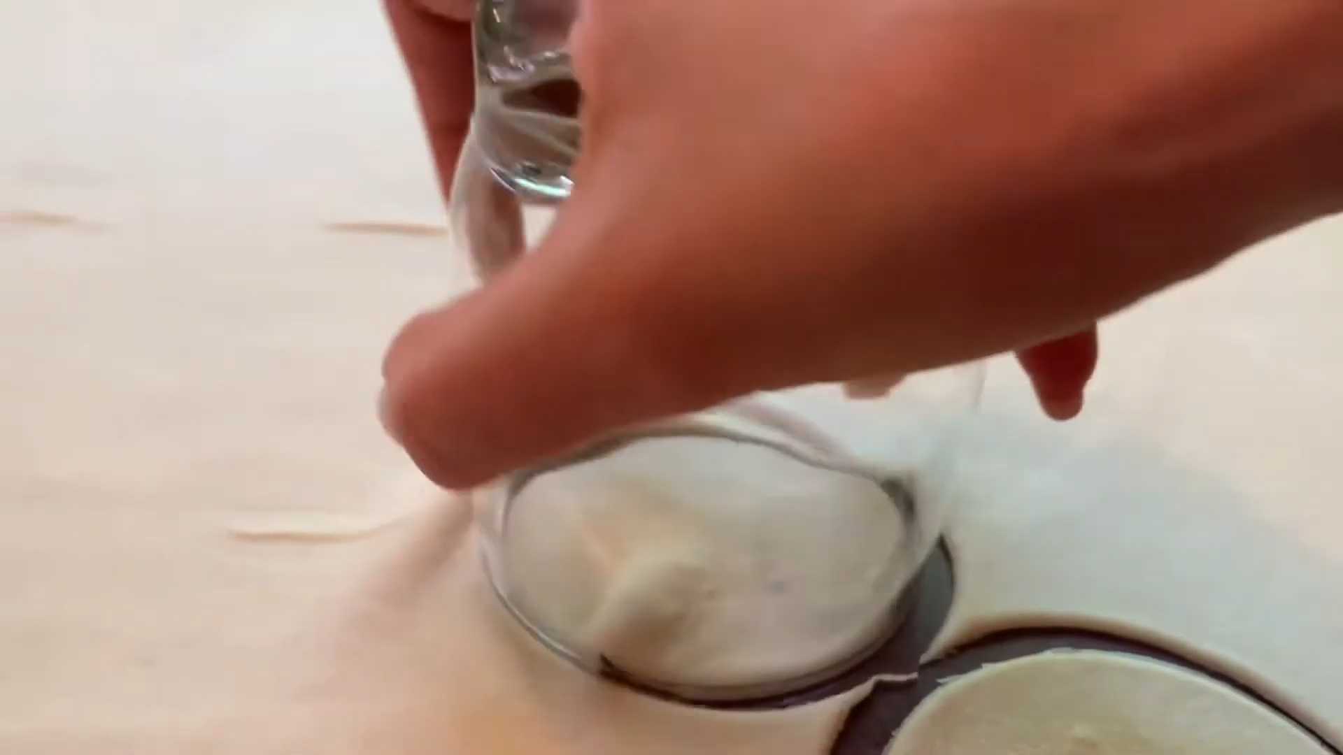 Сладкие вареники с творогом и вишней-Шаг 8