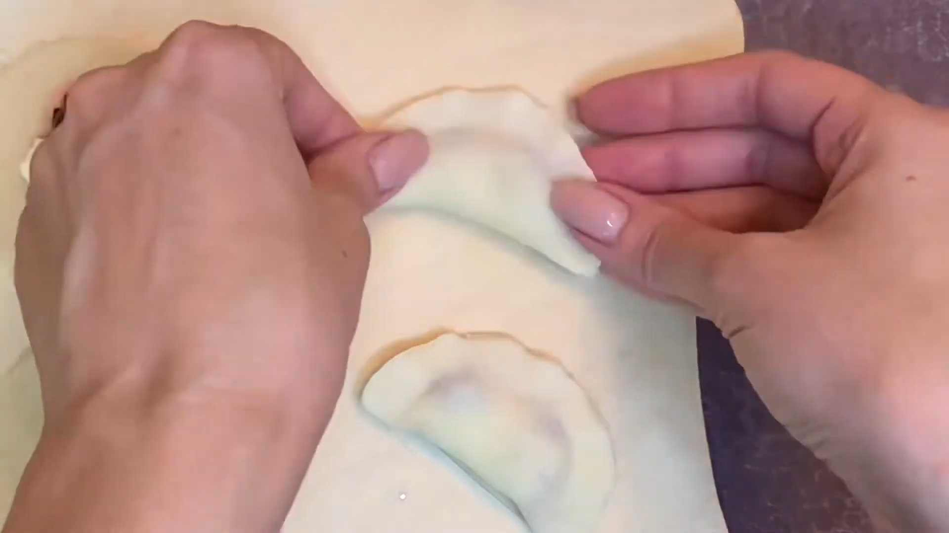 Сладкие вареники с творогом и вишней-Шаг 10