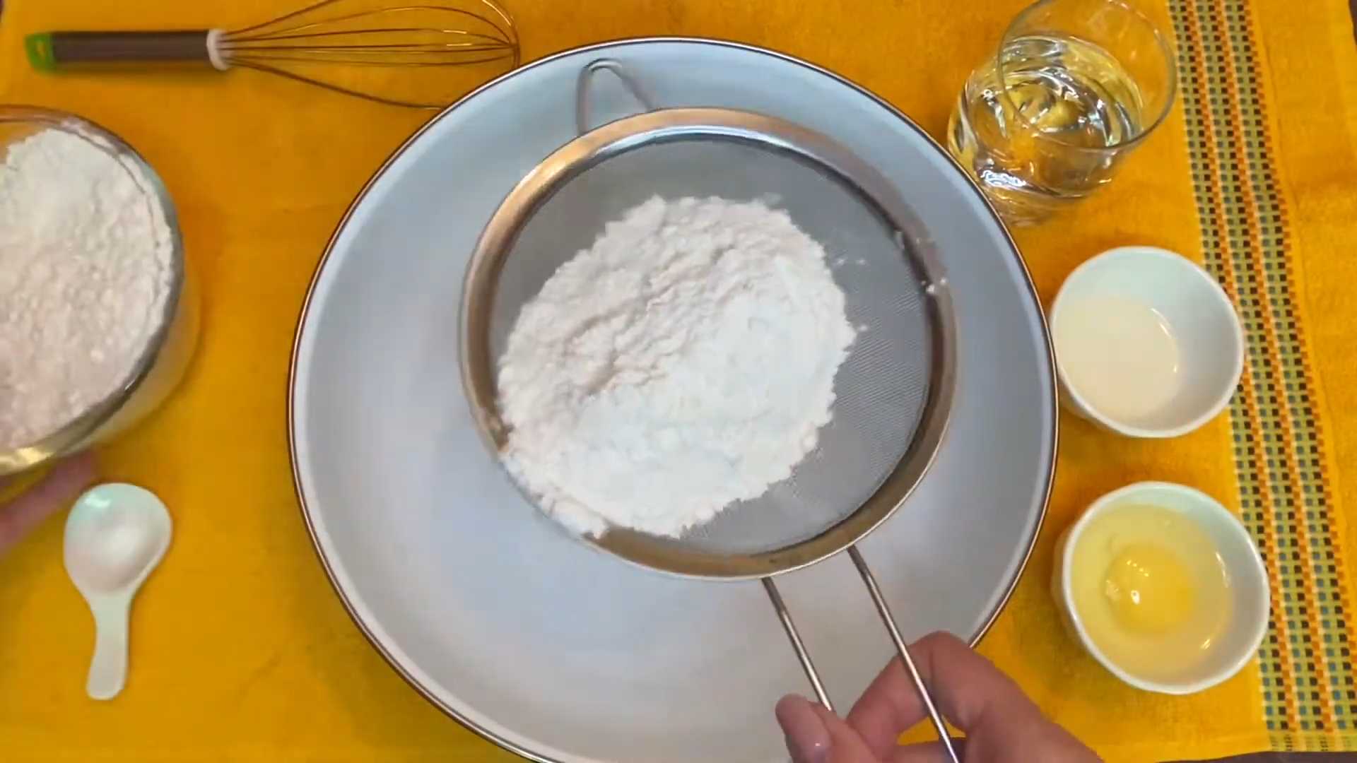 Сладкие вареники с творогом и вишней-Шаг 1