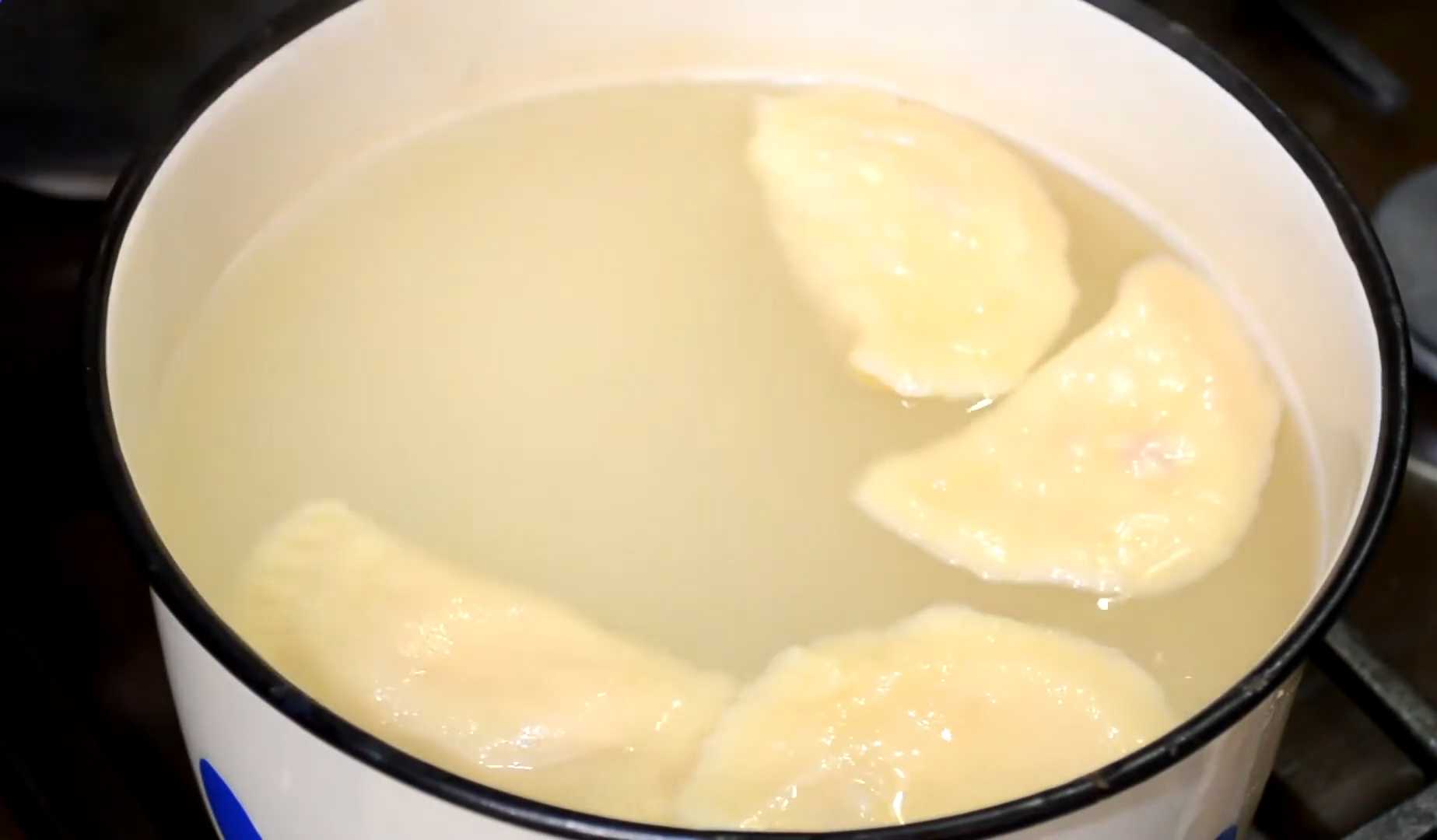 Летние вареники с творогом и клубникой-Шаг 10