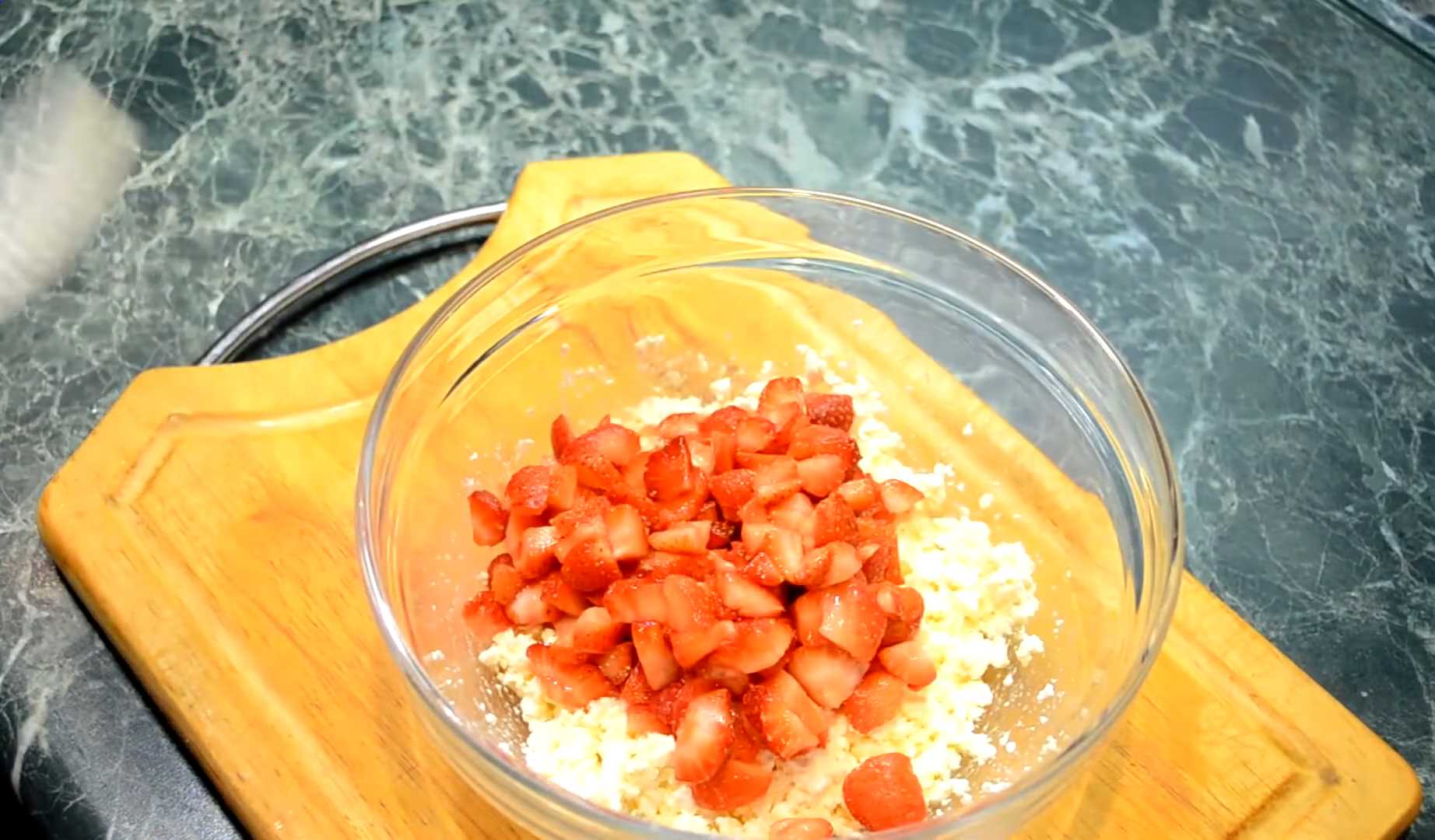 Летние вареники с творогом и клубникой-Шаг 7